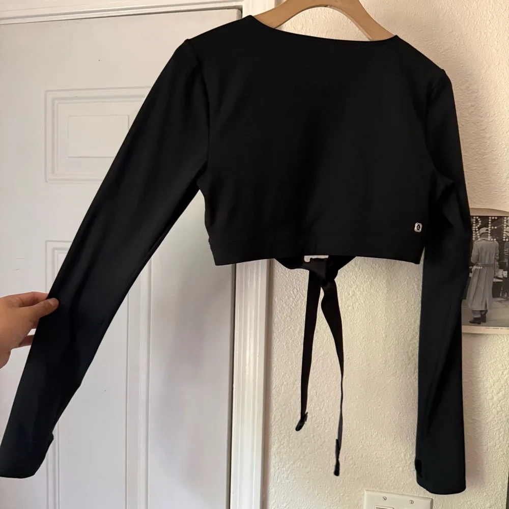 LE ORE black v neck long sleeve belted tie waist‎ cropped top
